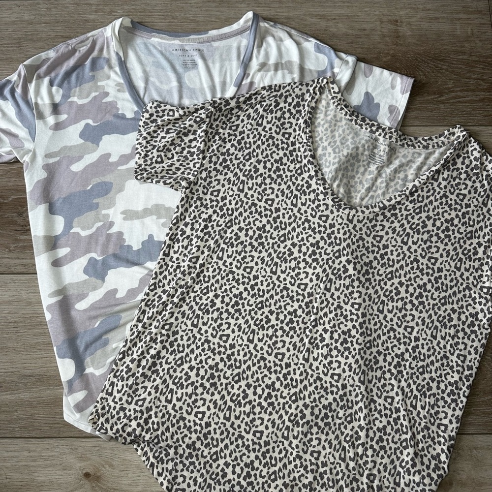American Eagle Outfitters Cream and Gray Short Sleeve Tee